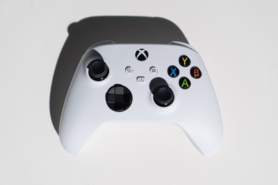 白色xbox one游戏控制器